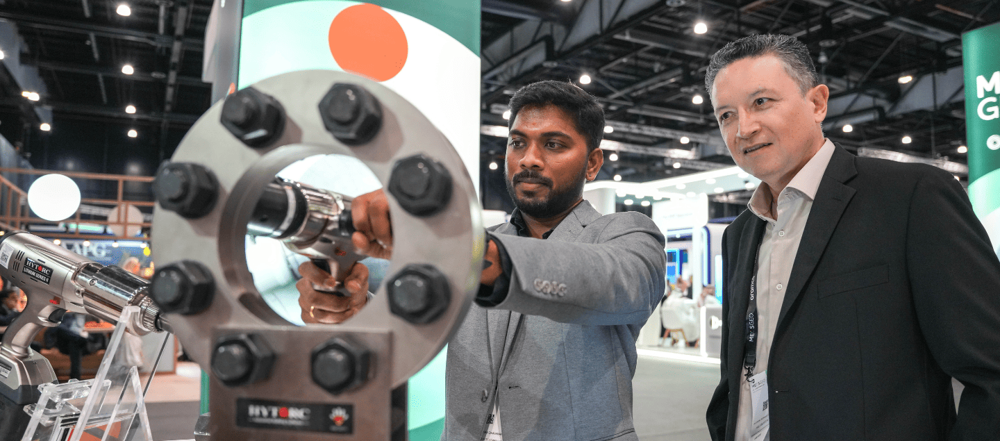 A man at MEOS GEO 2023 with VR goggles